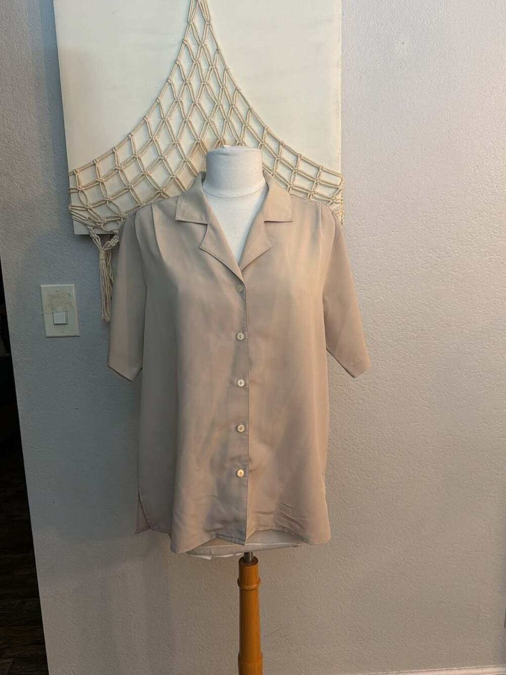 Yves St. Clair Vintage Short Sleeve Collared Button-Up Blouse in Beige